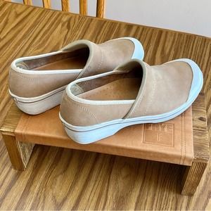Dansko Professional Women’s Leather Taupe Tan Slip On Clogs Size 40 US 9.5-10
